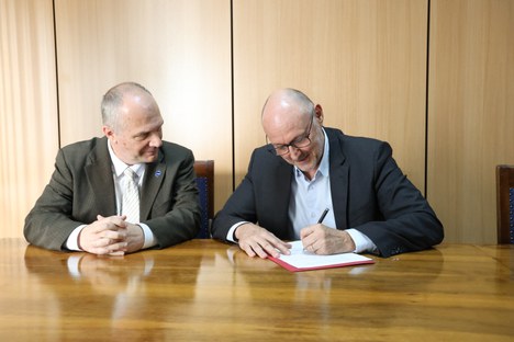 Corrêa assina documento para ingresso da AEB no Sisbin