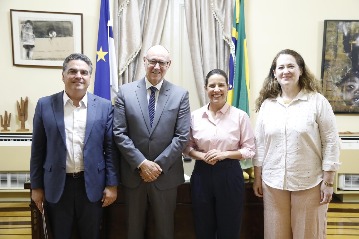 Autoridades presentes na reunião (fotografia: Hesíodo Góes / Secom/PE)