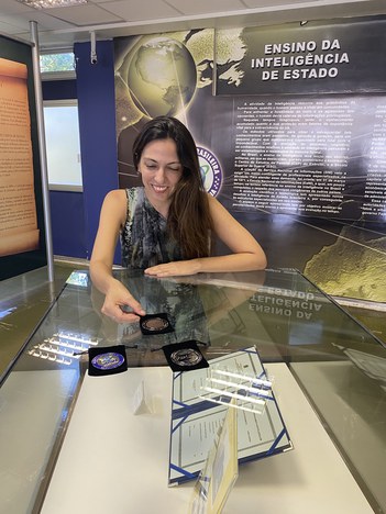 Medalhas serão expostas no Museu da Inteligência para marcar as primeiras turmas das especializações