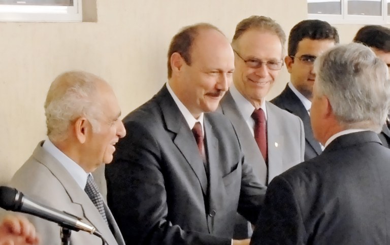 Na inauguração do Centro de Inteligência dos Jogos Pan-americanos de 2007 (Rio 2007), o então Diretor-geral da ABIN, Márcio Paulo Buzanelli, cumprimenta o então secretário Nacional de Segurança Pública e atual Diretor-geral da ABIN, Luiz Fernando Corrêa, entre o então presidente do Comitê Olímpico Brasileiro, Carlos Arthur Nuzman, e o então ministro-chefe do Gabinete de Segurança Institucional, Jorge Armando Félix. (01/06/2007)