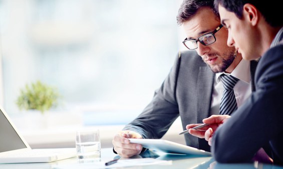 Executivos conversando olhando papel