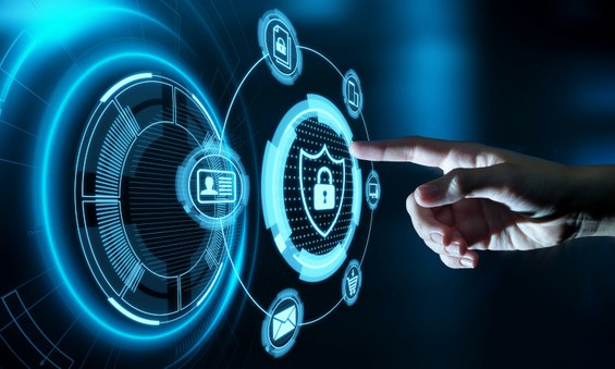 Dedo está prestes a pressionar botão em que figuram escudo e cadeado, em uma interface futurista