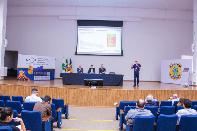 Mesa Redonda sobre a participação brasileira no Programa Ártemis.