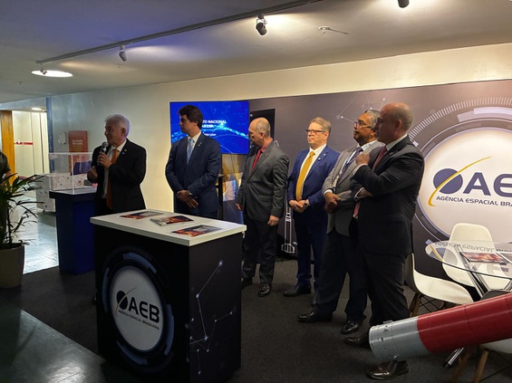 Parlamentares estiveram presentes no estande da AEB