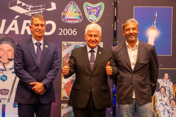 Diretor da AEB, Rogério Veríssimo, o astronauta Marcos Pontes e o superintendente do Manhattan Shopping, João Mesquita