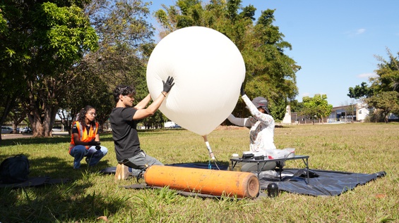 Balão é preparado para lançamento 