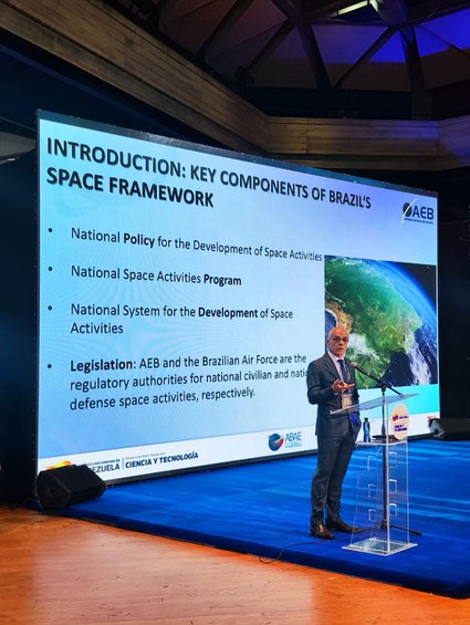 Diretor da AEB, Rodrigo Leonardi apresentou a palestra Espaço para o Bem Público: Oportunidades do Programa Nacional de Atividades Espaciais do Brasil