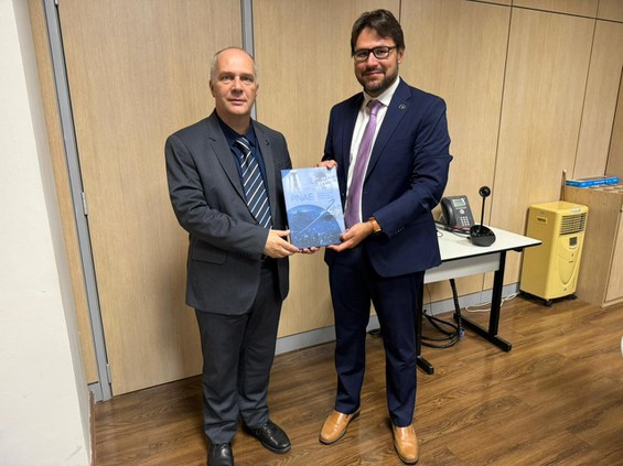 Presidente da AEB, Marco Antonio Chamon, entrega exemplar do PNAE para o Diretor do MMA, Raoni Rajão