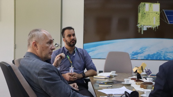 Presidente da AEB participa de reunião no INPE