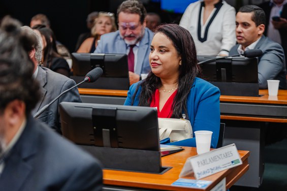 Diretora substituta da AEB, Aline Veloso, durante audiência pública. Foto: MCTI
