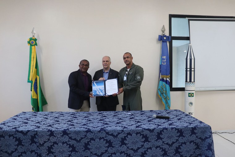 Assinatura do ACT. Da esquerda para a direita: Prefeito de Alcântara,Nivaldo Araujo; Presidente da AEB, Marco Antonio Chamon; e Diretor do CLA, Coronel Aviador Clóvis Martins de Souza. Créditos: CLA.