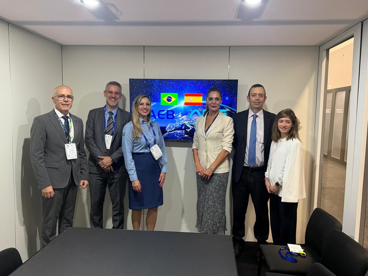 Comitiva da AEB, à esquerda; comitiva da AEE, à direita.