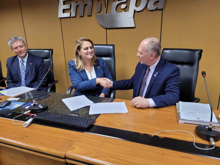 Presidente da Embrapa, Silvia Maria Fonseca Silveira Massruha e o presidente da AEB, Marco Antonio Chamon. Foto: Kátia Marsicano
