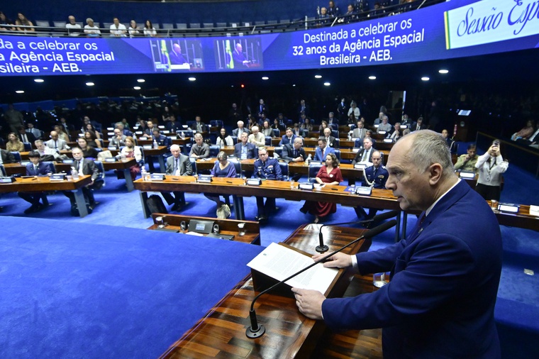 Presidente da AEB, Marco Antonio Chamon, na sessão solene. 
