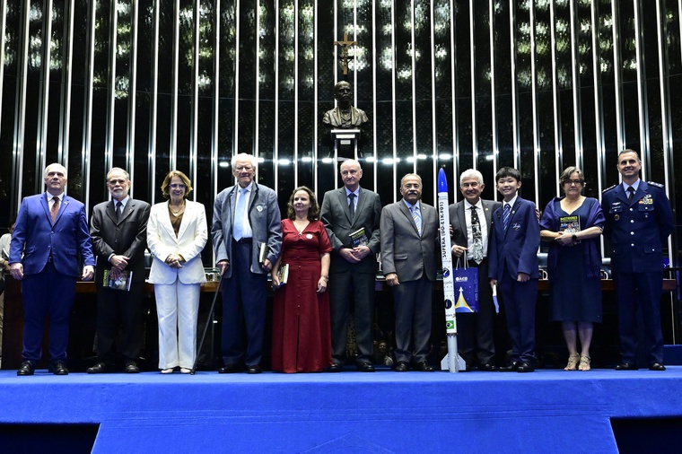 Homenageados na sessão solene. 