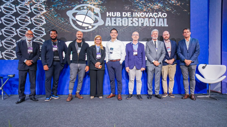 Representantes das instituições na assinatura do Protocolo de Intenções. Foto: AEB.