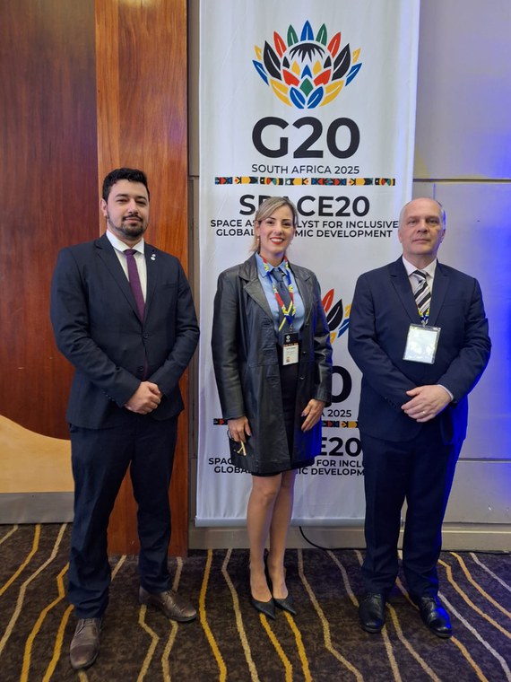 Na foto da esquerda para a direita: o Diretor de Operações na Idea Space, Victor Baptista, a Assessora de Cooperação Internacional da AEB, Márcia Alvarenga e o Presidente da AEB, Marco Antonio Chamon.