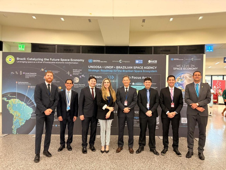 Representantes na exposição “Brazil: Catalysing the Future Space Economy”.