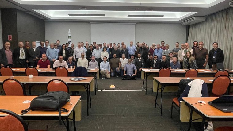 Participantes da Revisão Crítica de Projeto (CDR) do Veículo Lançador de Pequeno Porte MLBR