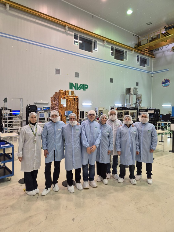 Equipe na System Integration Review (SIR) e Pre-Environmental Review (PER) do satélite SABIA-Mar A.