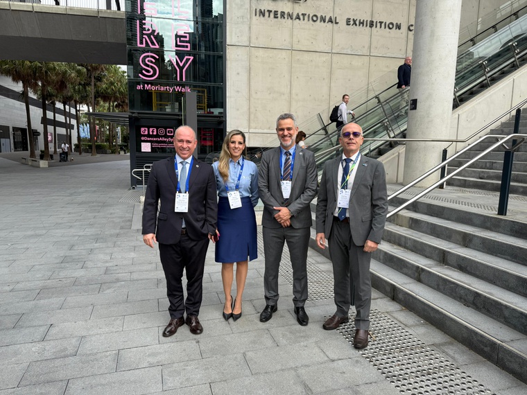 Delegação Brasileira no IAC. Da esquerda para a direita: o Assessor de Relações Institucionais e Comunicação, Edvaldo Dias; a Assessora de Cooperação Internacional, Márcia Alvarenga; o Procurador-Chefe, Ian Grosner; e o Diretor de Gestão de Portfólio, Rodrigo Leonardi.