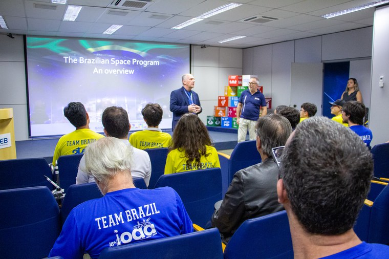 Presidente da AEB, Marco Antonio Chamon, com os estudantes.