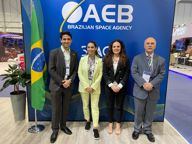 Servidor, Erik Busnello Imbuzeiro; diretora executiva em exercício do SGAC, Valentina Luchetti; a  vice-diretora executiva, Nikol Koleva; e o presidente da AEB, Marco Antonio Chamon