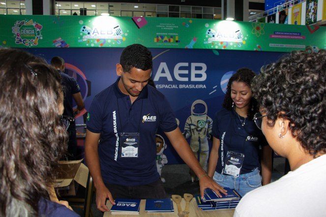 Visitantes participam de atividades educacionais