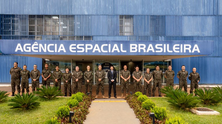 Alunos do EsIMEx na AEB