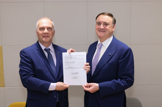 Presidente da AEB, Marco Antonio Chamon, e diretor executivo da Secure World Foundation, Peter Martine, assinaram acordo para que o Brasil sedie a oitava edição da Summit for Space Sustainability