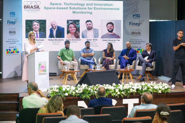 Mesa redonda “Space, Technology and Innovation: Space-Based Solutions for Environmental Monitoring”. Foto: Diego Galba (ASCOM/MCTI)