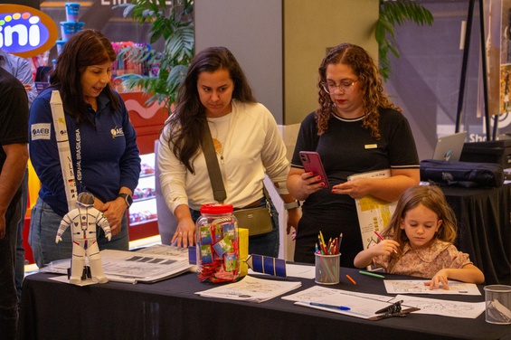 Visitantes participam de atividades educativas promovidas pela AEB