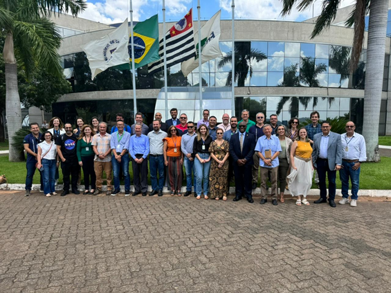 Participantes do Workshop sobre Agricultura Espacial se reúnem para foto em frente a Embrapa Territorial, em Campinas/SP.