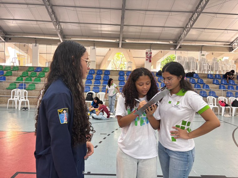 Estudantes do IFRN e representante do CVT-E.