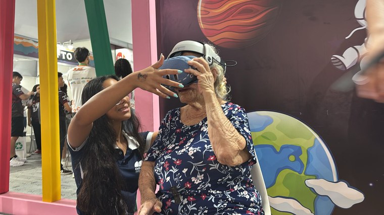 Óculos de realidade virtual no estande da AEB na 77ª SBPC.