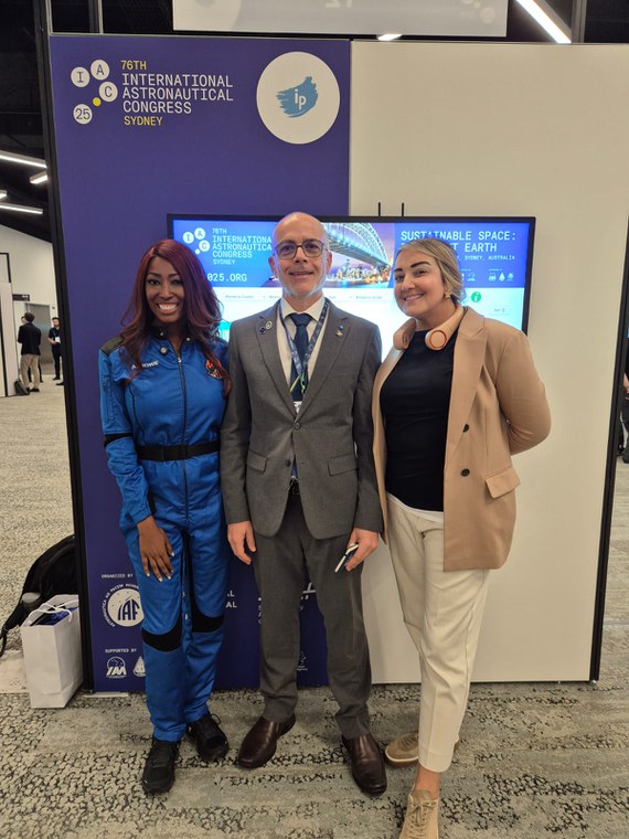 Da esquerda para a direta: Aisha Bowe, Rodrigo Leonardi e Jennifer Lopez.