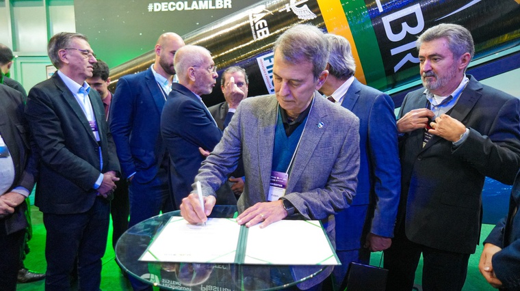 Diretor de Governança do Setor Espacial, Brigadeiro Rogério Veríssimo, durante a assinatura. Foto: AEB.