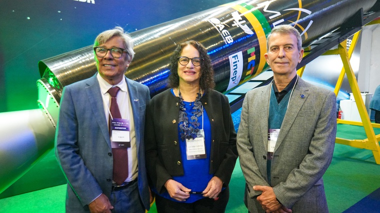 Da esquerda para a direita: Diretor de Inovação da Finep, Elias Ramos; Ministra da Ciência, Tecnologia e Inovação, Luciana Santos; e o Diretor de Governança do Setor Espacial da AEB, Brigadeiro Rogério Veríssimo. Foto: AEB.