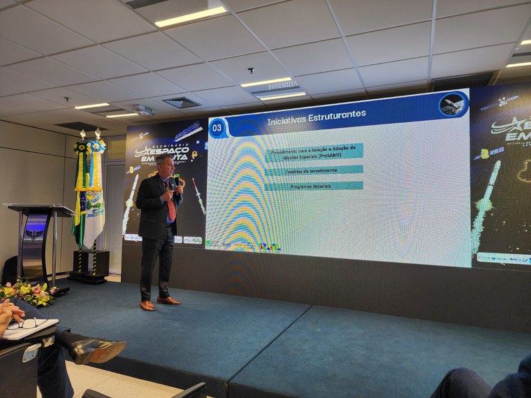 Diretor de Governança do Setor Espacial da Agência Espacial Brasileira (AEB), Rogério Veríssimo, na palestra das Iniciativas Estruturantes do PNAE.