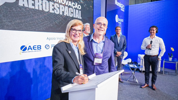 A Coordenadora de Estudos Estratégicos e Novos Negócios, Leila Fonseca; e o Diretor de Festão de Portfólio, Rodrigo Leonardi, na assinatura do Protocolo. Foto: AEB.
