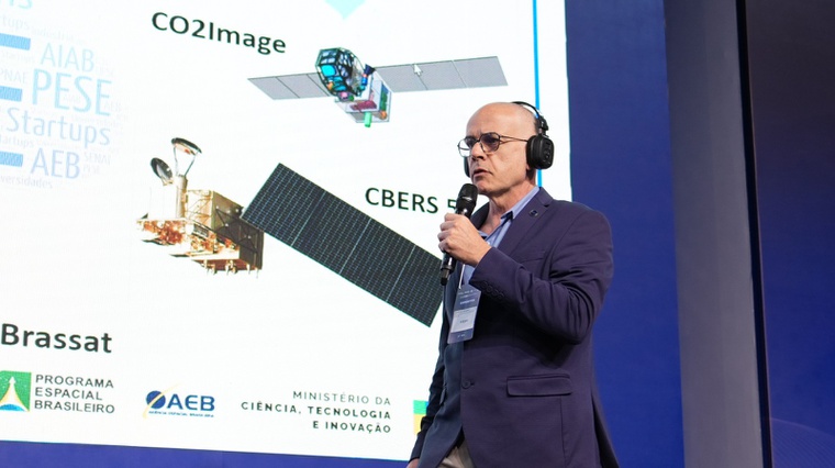 Diretor de Gestão de Portfólio, Rodrigo Leonardi, no Seminário Aplicações Satelitais em Observação da Terra e Sistemas de Conectividade. Foto: AEB.