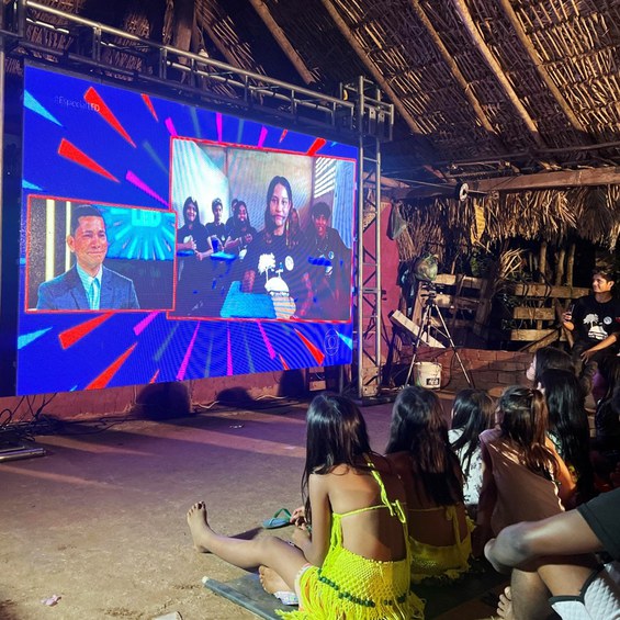 Comunidade indígena acompanha a premiação