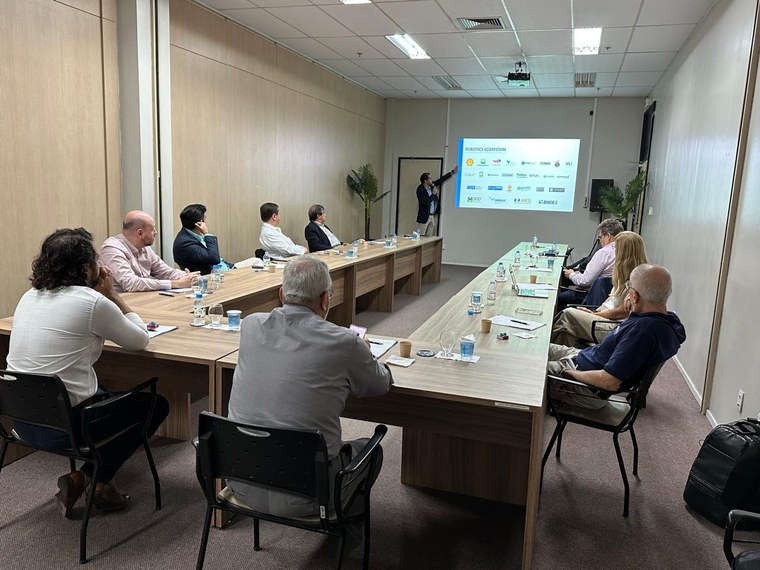 Reunião no SENAI CIMATEC.