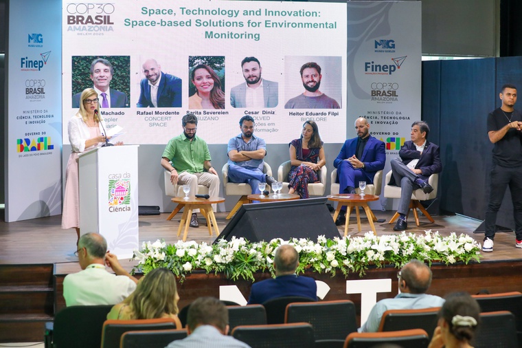 Mesa redonda “Space, Technology and Innovation: Space-Based Solutions for Environmental Monitoring”, moderada pela Coordenadora de Estudos Estratégicos e Novos Negócios, Leila Fonseca. Foto: Diego Galba (ASCOM/MCTI)