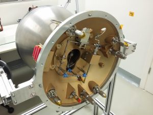 Foto: Sistema de propulsão monopropelente para microssatélites – MPS Unit, projetado, desenvolvido, fabricado, testado e entregue pela Fibraforte em abril de 2020.