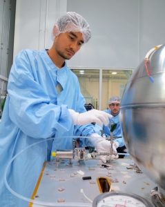 Foto: Engenheiro da Fibraforte durante treinamento de soldagem da tubulação de Sistema de Propulsão, em setembro de 2016, nas instalações da TAS, na França.