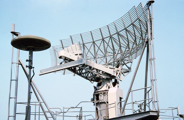 A-view-of-the-SPS-49-air-search-radar-antenna-mounted-atop-the-lattice-mast-aboard-the-nuclear-powered-aircraft-carrier-USS-ABRAHAM-LINCOLN-CVN-72..jpg
