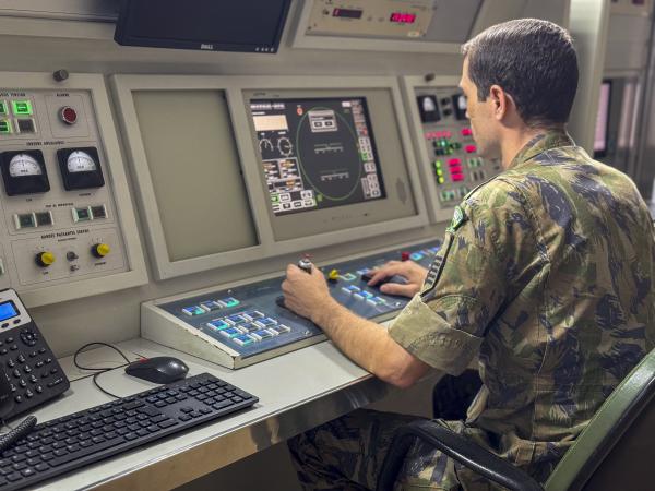 Militar fazendo testes para a Segurança de Voo