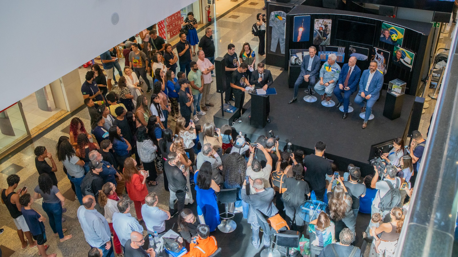 AEB leva atividades educativas e interativas à exposição em homenagem aos 20 anos da Missão Centenário