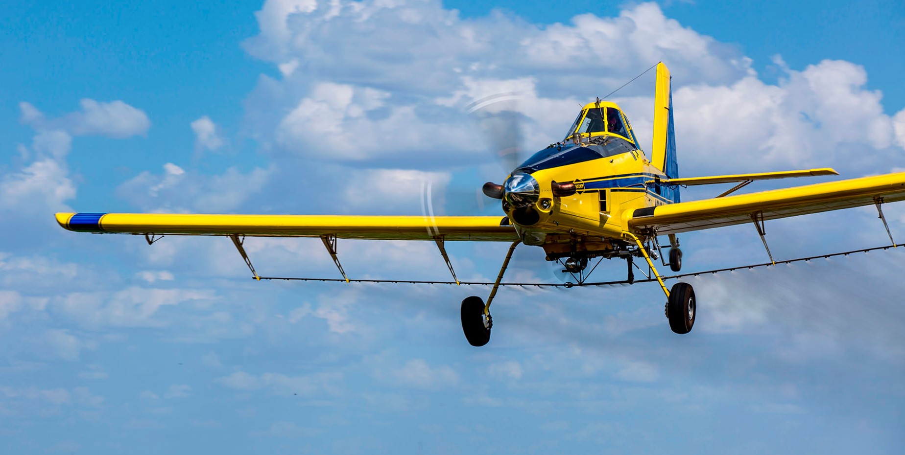 Os aviões agrícolas auxiliam também no combate a incêndios florestais, prestando importante apoio as equipes de solo.